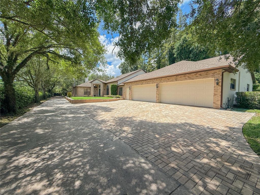 Image 6 of property listing at 11708 ORANGE GROVE DRIVE, Tampa, FL 33618