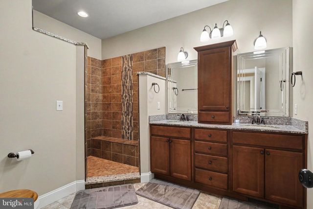 8 ARROWHEAD DR, Elizabethtown, PA 17022