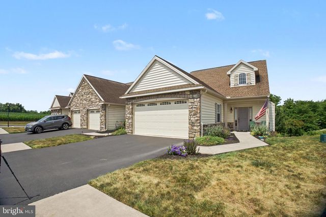 8 ARROWHEAD DR, Elizabethtown, PA 17022