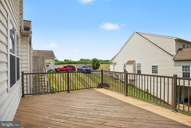 8 ARROWHEAD DR, Elizabethtown, PA 17022