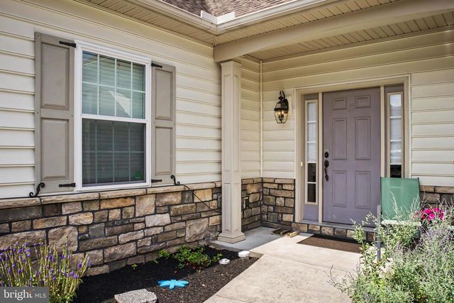 8 ARROWHEAD DR, Elizabethtown, PA 17022