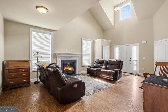 8 ARROWHEAD DR, Elizabethtown, PA 17022