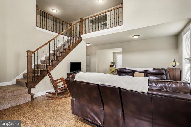 8 ARROWHEAD DR, Elizabethtown, PA 17022