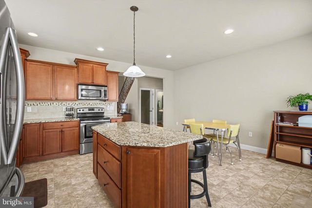 8 ARROWHEAD DR, Elizabethtown, PA 17022