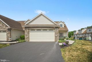 8 ARROWHEAD DR, Elizabethtown, PA 17022