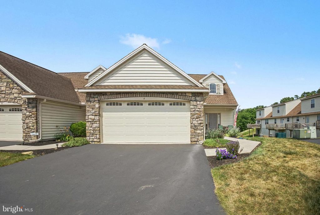 8 ARROWHEAD DR, Elizabethtown, PA 17022