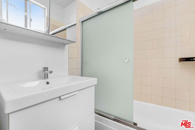 4870 W Adams Boulevard, Los Angeles, CA 90016