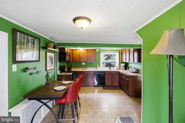 6 CHURCH ST, Stewartstown, PA 17363