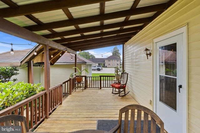 6 CHURCH ST, Stewartstown, PA 17363
