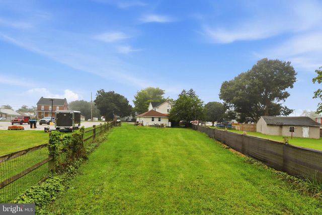 6 CHURCH ST, Stewartstown, PA 17363