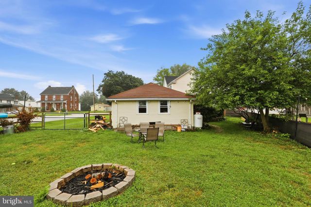 6 CHURCH ST, Stewartstown, PA 17363