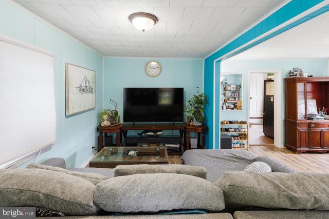 6 CHURCH ST, Stewartstown, PA 17363