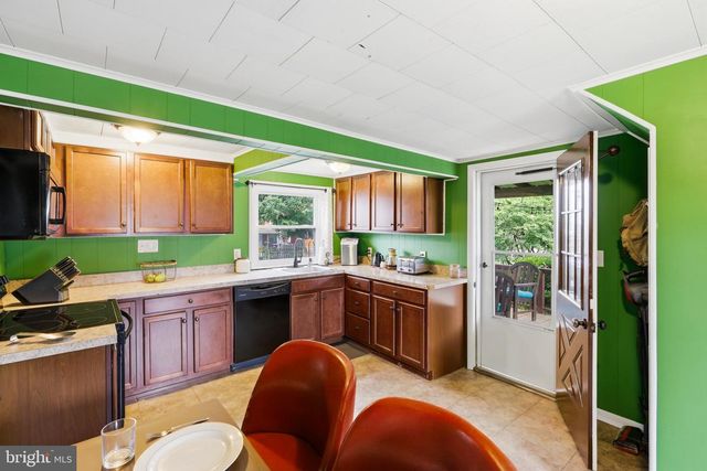 6 CHURCH ST, Stewartstown, PA 17363