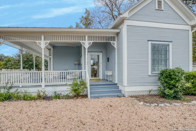 1201 10th Street, Hondo, TX 78861