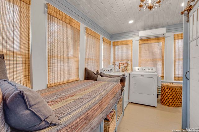 1201 10th Street, Hondo, TX 78861