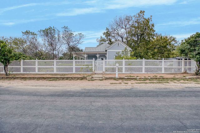 1201 10th Street, Hondo, TX 78861