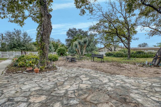 1201 10th Street, Hondo, TX 78861