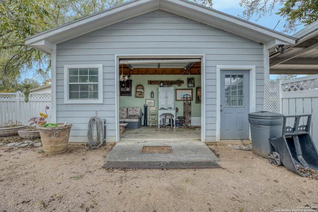 1201 10th Street, Hondo, TX 78861