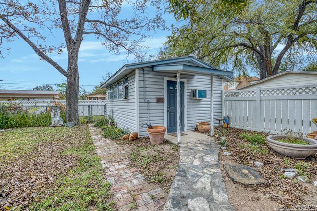 1201 10th Street, Hondo, TX 78861