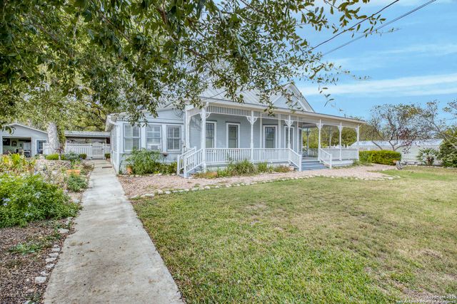 1201 10th Street, Hondo, TX 78861