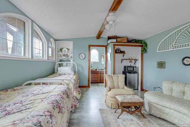 1201 10th Street, Hondo, TX 78861