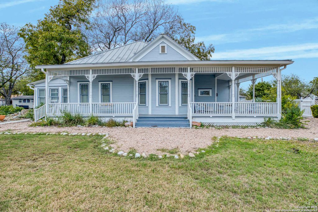 1201 10th Street, Hondo, TX 78861