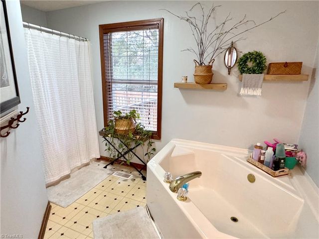 4003 Daisy Drive, Hamptonville, NC 27020