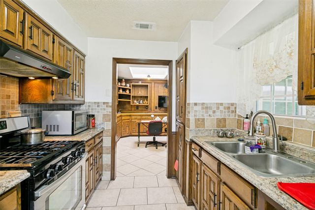 1032 Cherrywood Lane, Carrollton, TX 75006