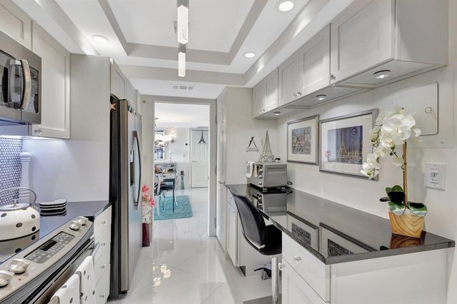 2000 Presidential Way Ph5, West Palm Beach, FL 33401