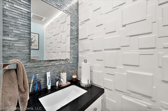 44831 Huntington Drive, Novi, MI 48375