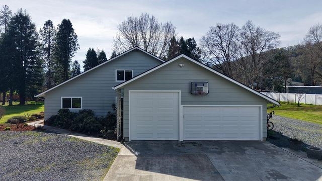 9401 Old Stage Road, Central Point, OR 97502