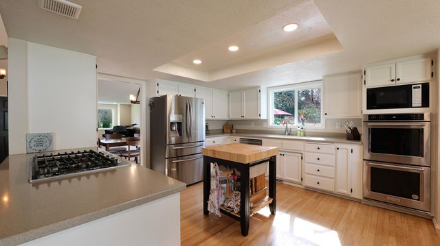 9401 Old Stage Road, Central Point, OR 97502