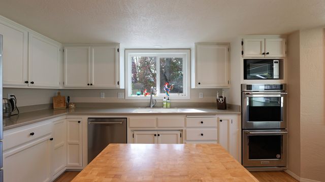 9401 Old Stage Road, Central Point, OR 97502