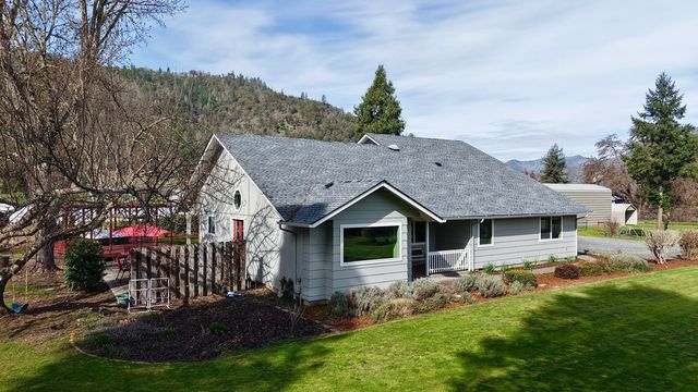 9401 Old Stage Road, Central Point, OR 97502