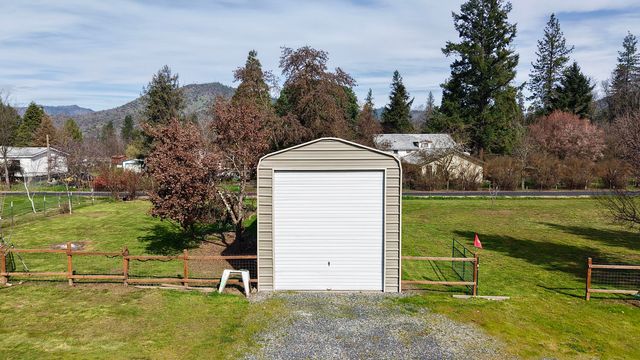 9401 Old Stage Road, Central Point, OR 97502