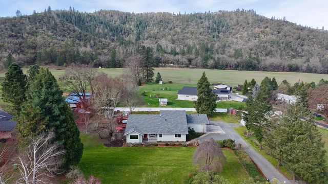 9401 Old Stage Road, Central Point, OR 97502