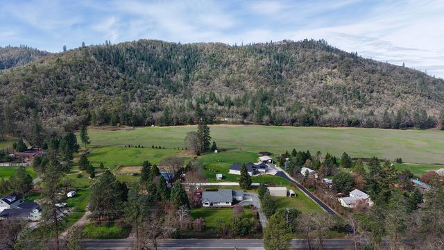 9401 Old Stage Road, Central Point, OR 97502