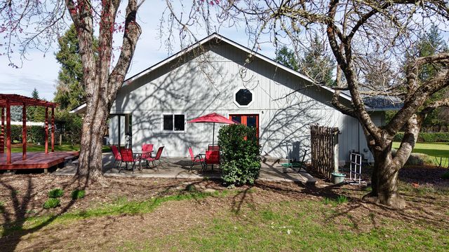 9401 Old Stage Road, Central Point, OR 97502