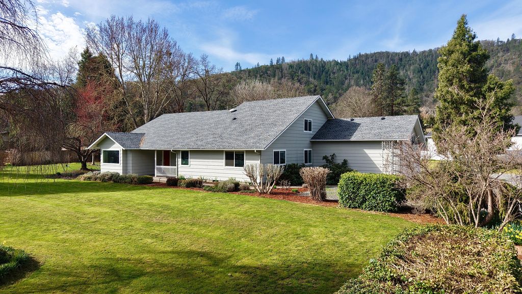 9401 Old Stage Road, Central Point, OR 97502