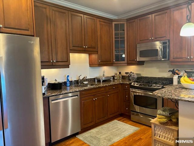 5 Tenakill Park E 205, Cresskill, NJ 07626