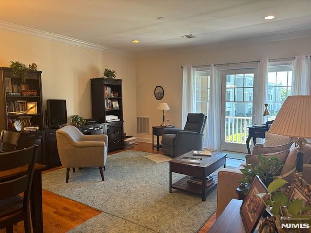 5 Tenakill Park E 205, Cresskill, NJ 07626