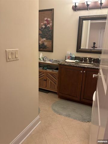 5 Tenakill Park E 205, Cresskill, NJ 07626