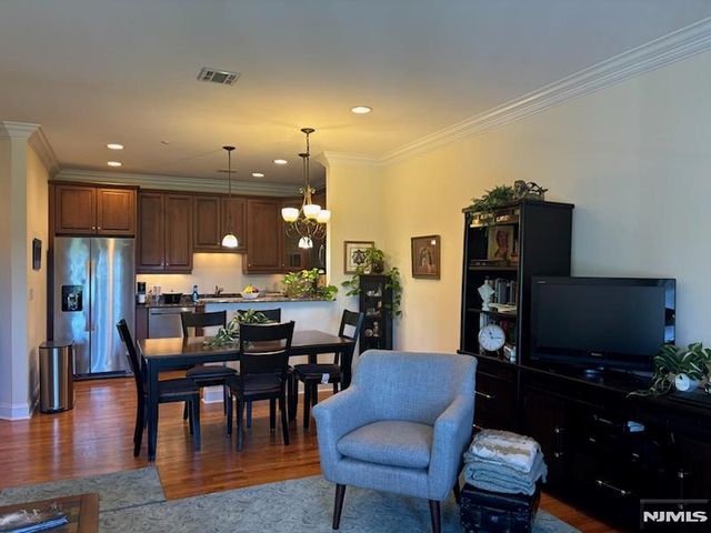 5 Tenakill Park E 205, Cresskill, NJ 07626