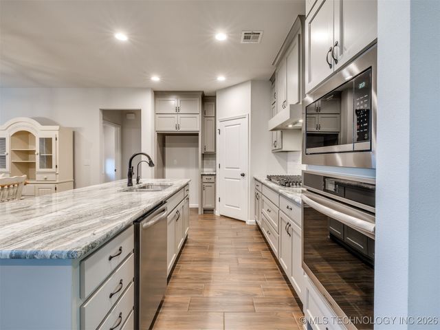 703 E 126th Street S, Jenks, OK 74037