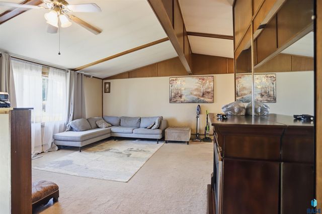 1201 N Hudson Ave Avenue, Sioux Falls, SD 57104