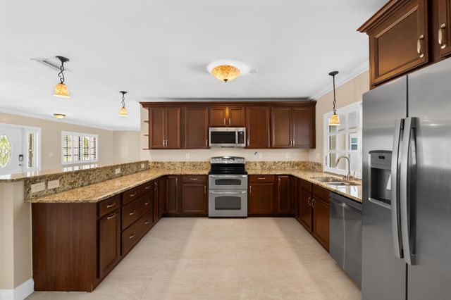 5720 SW 7th Street, Plantation, FL 33317