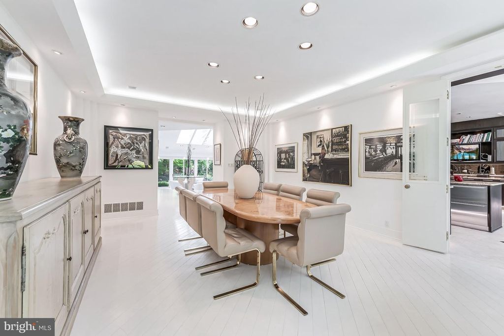 Image 10 of property listing at 9 OAKLYN CT, Potomac, MD 20854