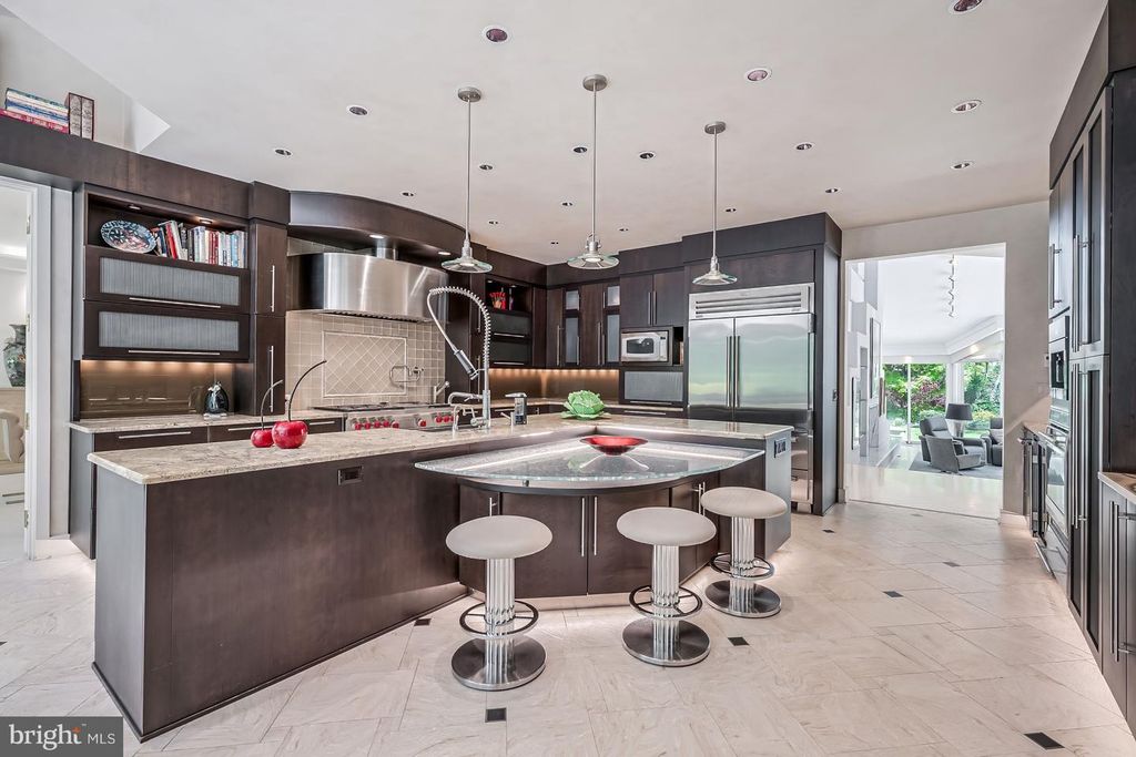 Image 11 of property listing at 9 OAKLYN CT, Potomac, MD 20854