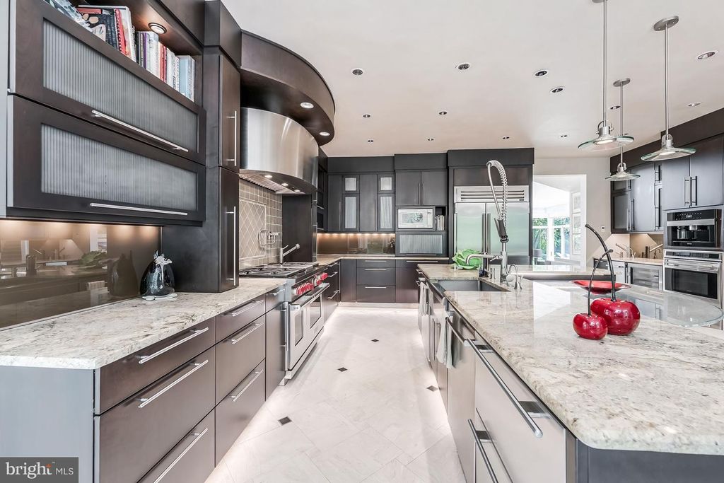 Image 12 of property listing at 9 OAKLYN CT, Potomac, MD 20854