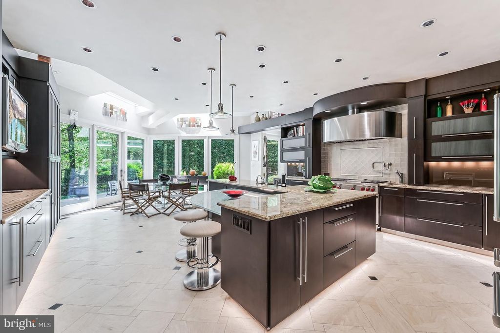 Image 13 of property listing at 9 OAKLYN CT, Potomac, MD 20854